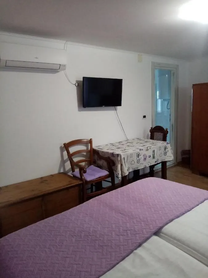 Rooms Serafin-Lavanda Motovun Guest house